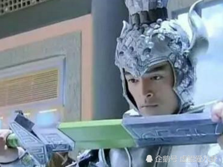 飞蓬的武器叫镇妖剑,景天的叫魔剑,重楼的叫炎波血刃,那龙葵的叫啥?