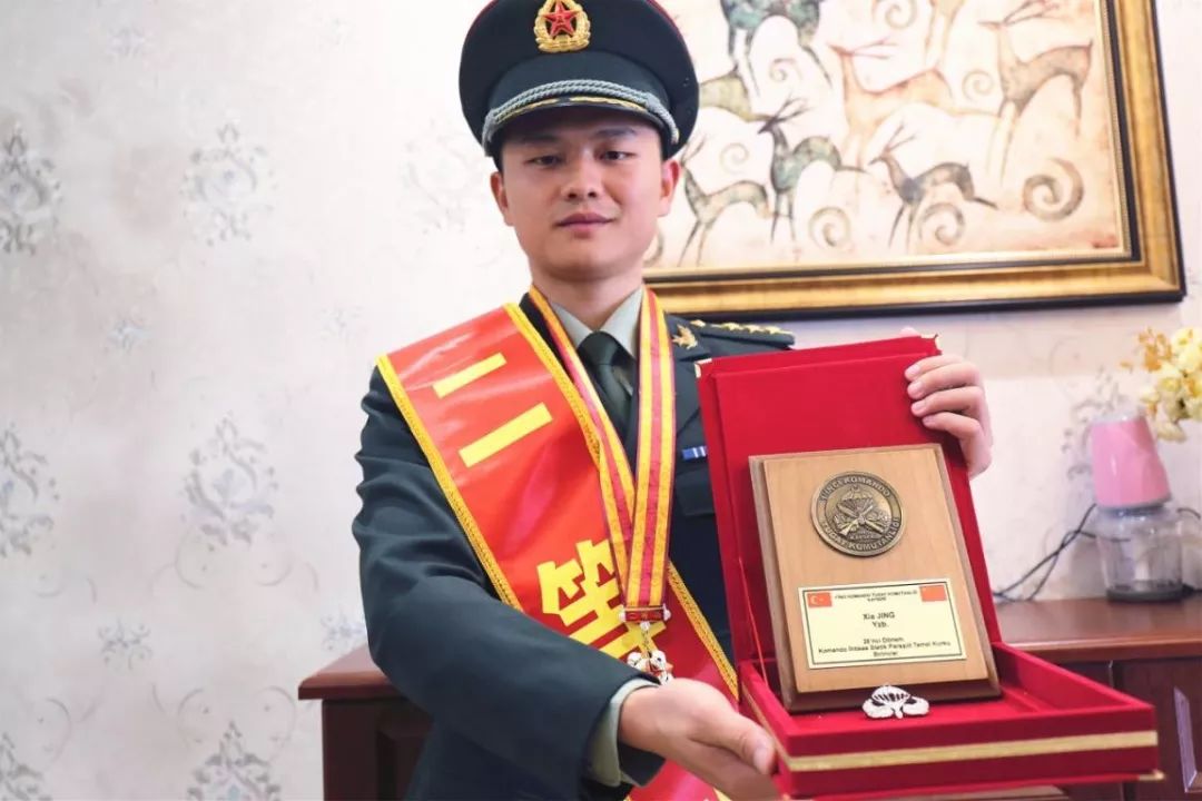 二等功臣载誉返家乡衡阳军地联动军功喜报送回家