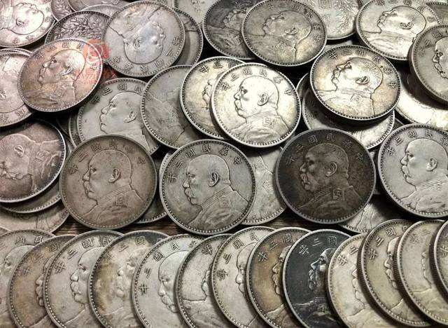 拿袁大头银元鉴宝,专家拿在手里哆嗦称:敢问祖上何许人也