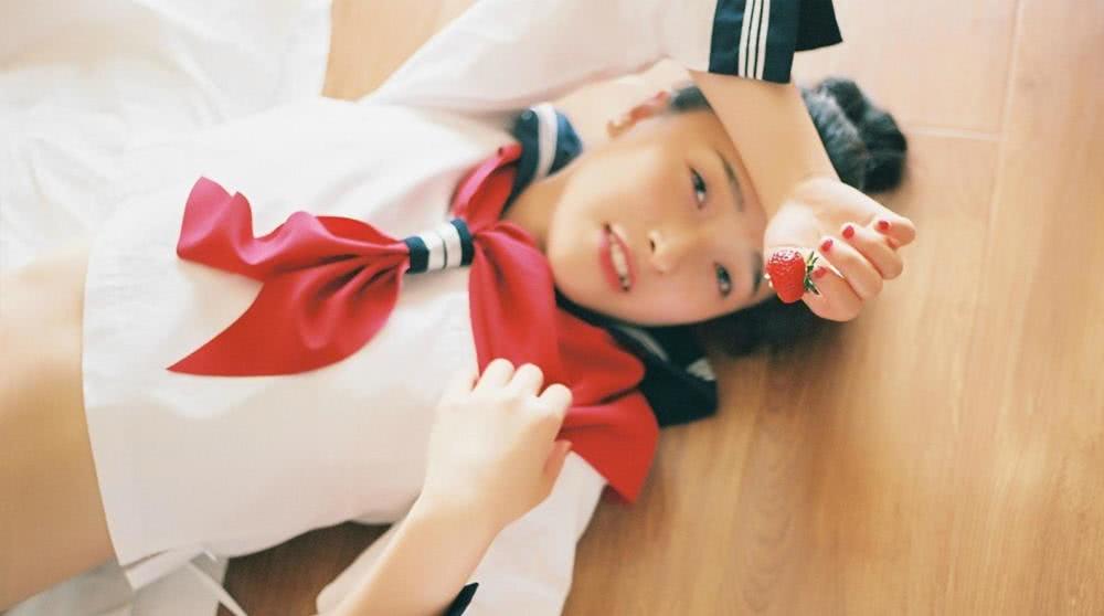 吃着小草莓露出两个小虎牙很可爱