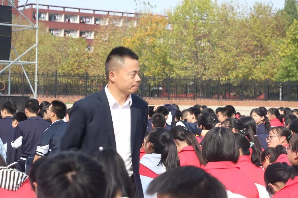 泼墨李老师送给永和学子的书法作品张校长颁发聘书已是国家心理咨询师