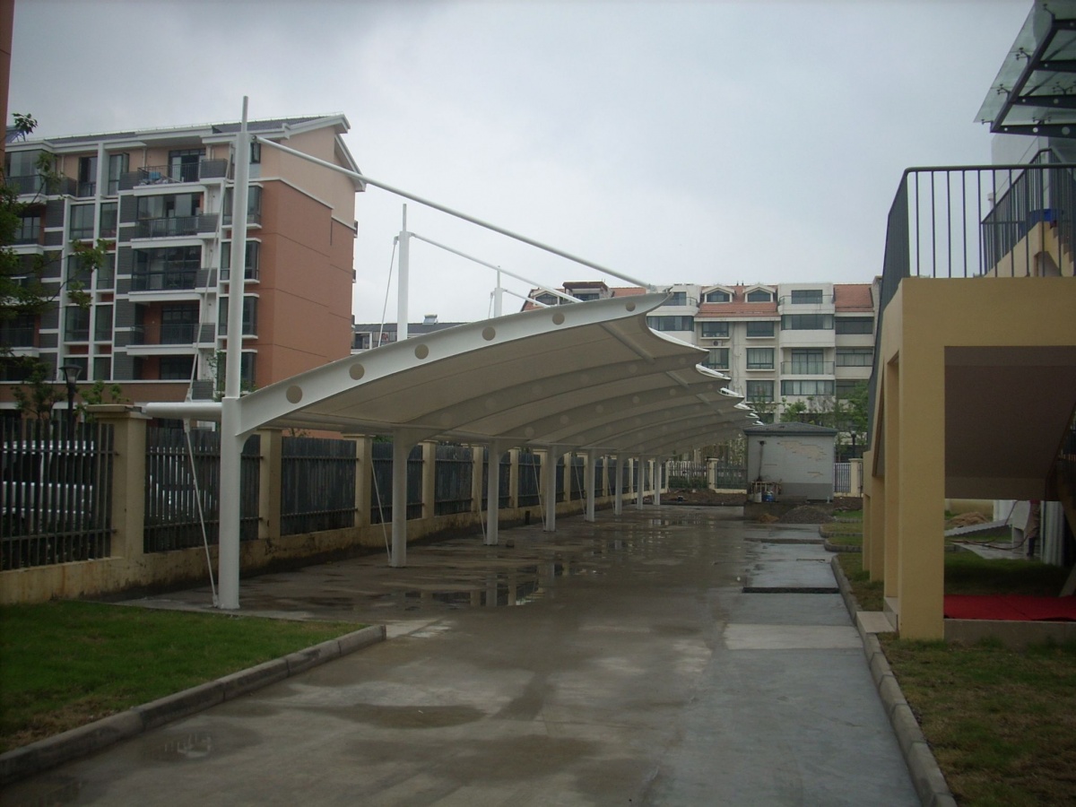 惠州电子设备厂停车场遮阳设备工程解决方案,安装张拉膜车棚为宜!