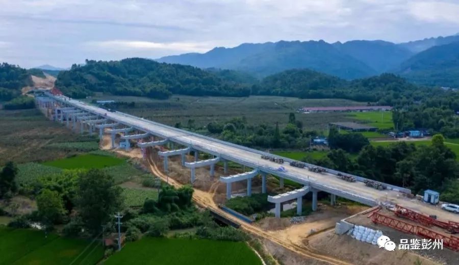 加快完成成彭快速路,天府大道北延线,彭青淮快速路前期工作,尽快开工