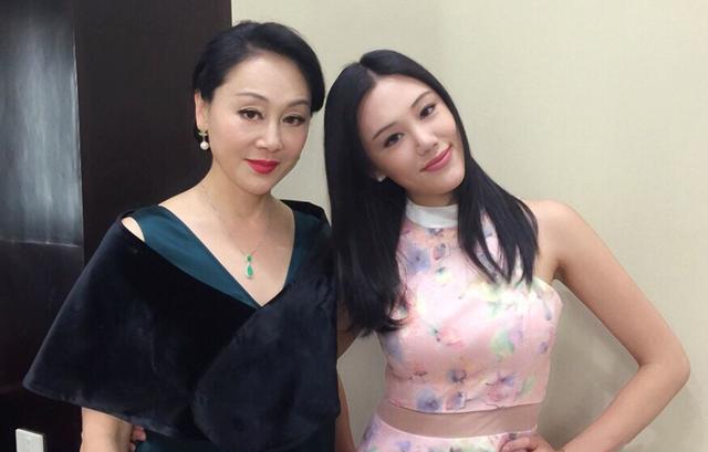 原创57岁王姬和28岁女儿合影照曝光母女都是高颜值