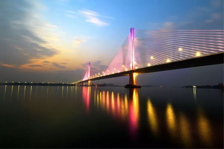 广中江高速滨江特大桥横跨岭南母亲河——西江,为独柱双塔中央索面半