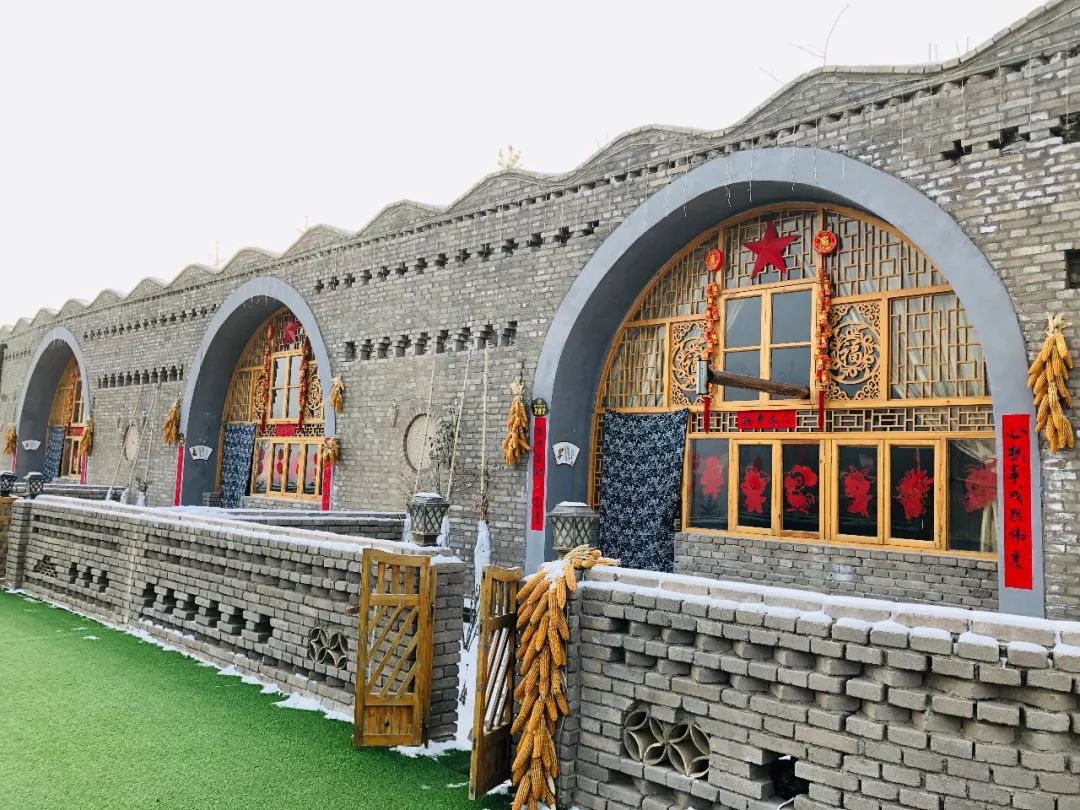 木头外架,大红灯笼,金黄玉米灰色砖瓦下是人类祖辈们的智慧结晶窑洞像