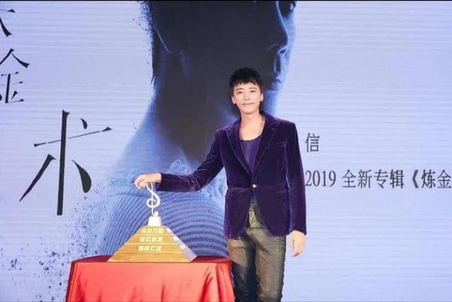 《炼金术》中的全部曲目,这张专辑因为有台湾著名词人李格弟的参与而