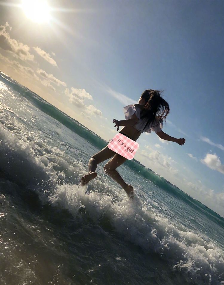 冉莹颖晒老公视角泳装照三胎辣妈性感身材遭质疑