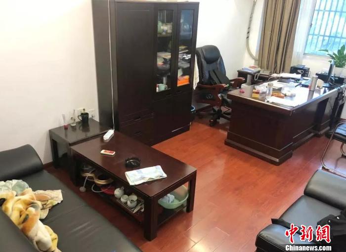 王敬 摄一连数日,推开浙江省玉环市市场开发服务中心书记办公室的门