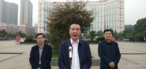 向环卫工人致敬吴旭东慰问环卫工人