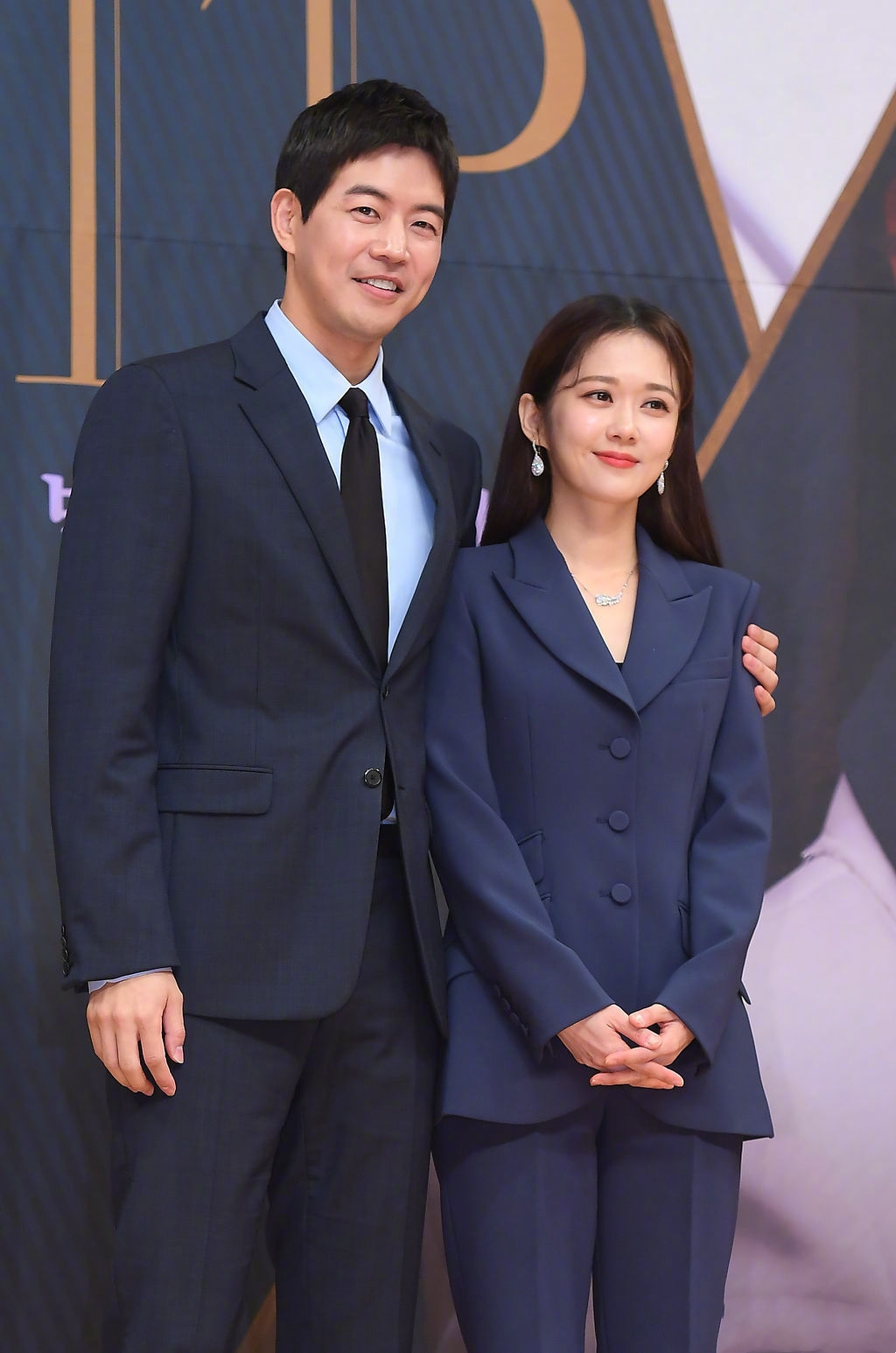 原创张娜拉罕见现身,一身蓝套装娃娃脸依旧不显老,38岁也有少女感