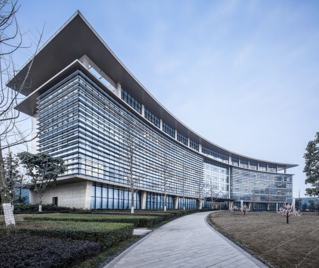 建筑新形式用光线和弧线重塑空间的尺度