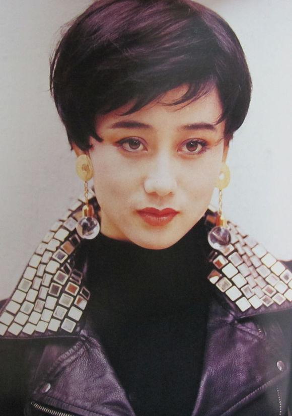 妈妈利智真是上个年代的真美女了,五官精致大方,而且身材特别好.