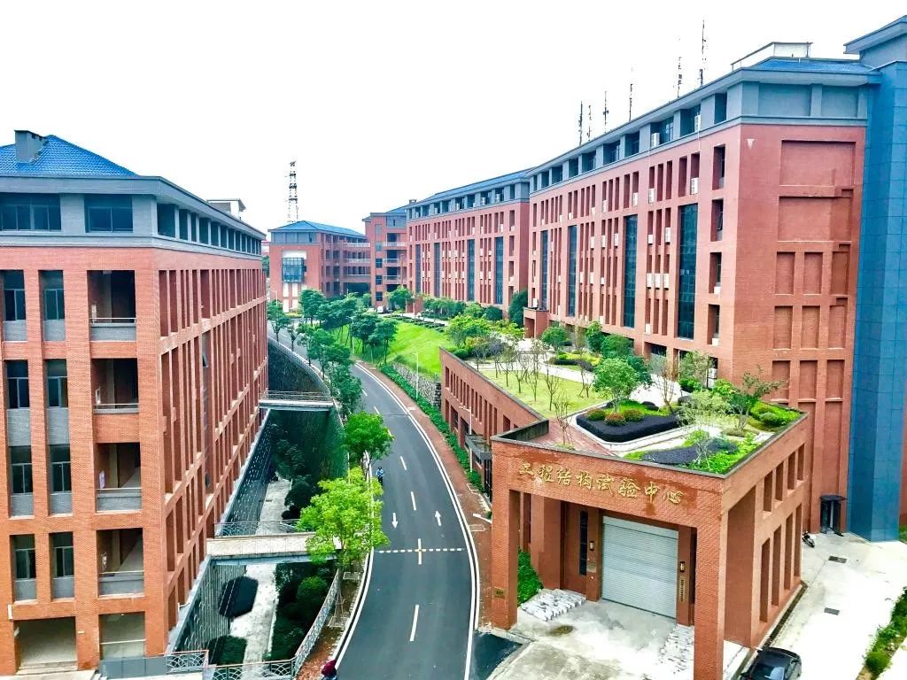 阳光学院官网福州大学至诚学院创办于2003年,到目前为止,学院的学生