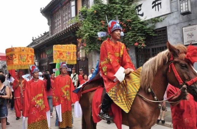 状元骑马游街唐朝往后的历朝历代,其实中了状元还是比中了探花高兴.