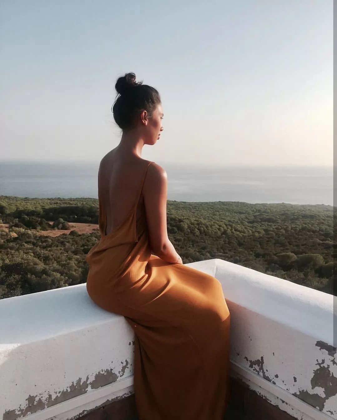 百花足坛人生赢家阿拉巴夺冠后亲吻漂亮女友