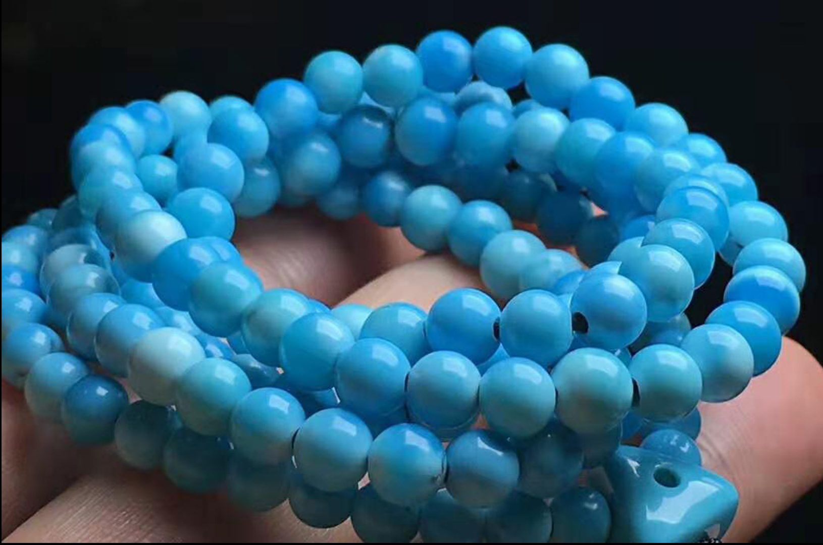 我国清代,绿松石因"色相如天",深受清朝宫殿喜欢,被称为"天国宝石",对