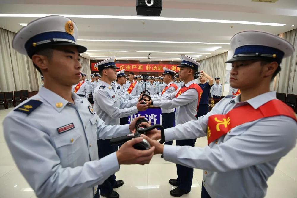 不忘初心继续前进温州消防举行2019年欢送消防员退出仪式