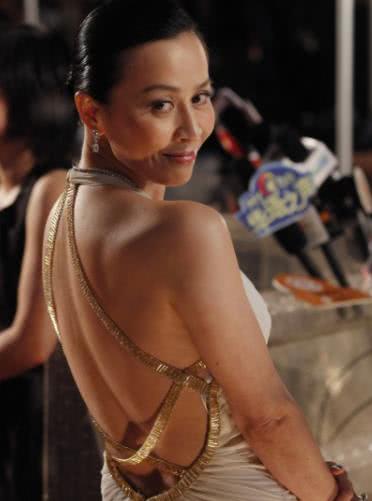 53岁刘嘉玲近照曝光,如今的她越来越风韵犹存性感迷人,网友:漂亮大方