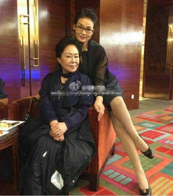 65岁潘虹逛超市被要签名皱纹真实优雅打扮的很普通