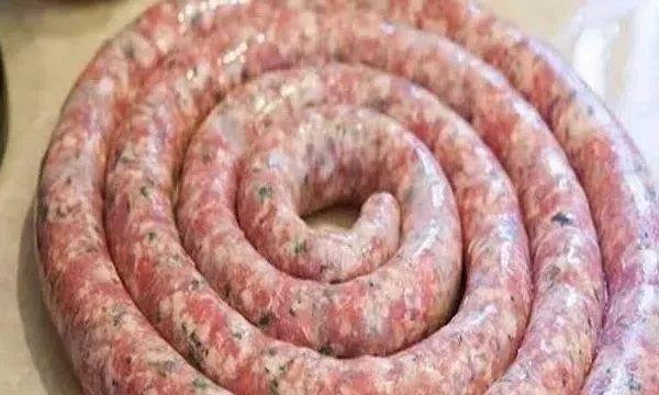 香肠警方在圣灵州guarapari市查获了一家使用狗肉和猫肉做香肠的工厂