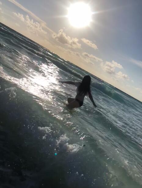 邹市明为爱妻拍泳装大片 冉莹颖秀翘臀曲线诱人