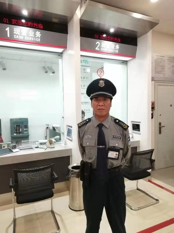歹徒银行门口抢钱!保安老姜"一脚"救下被抢老人
