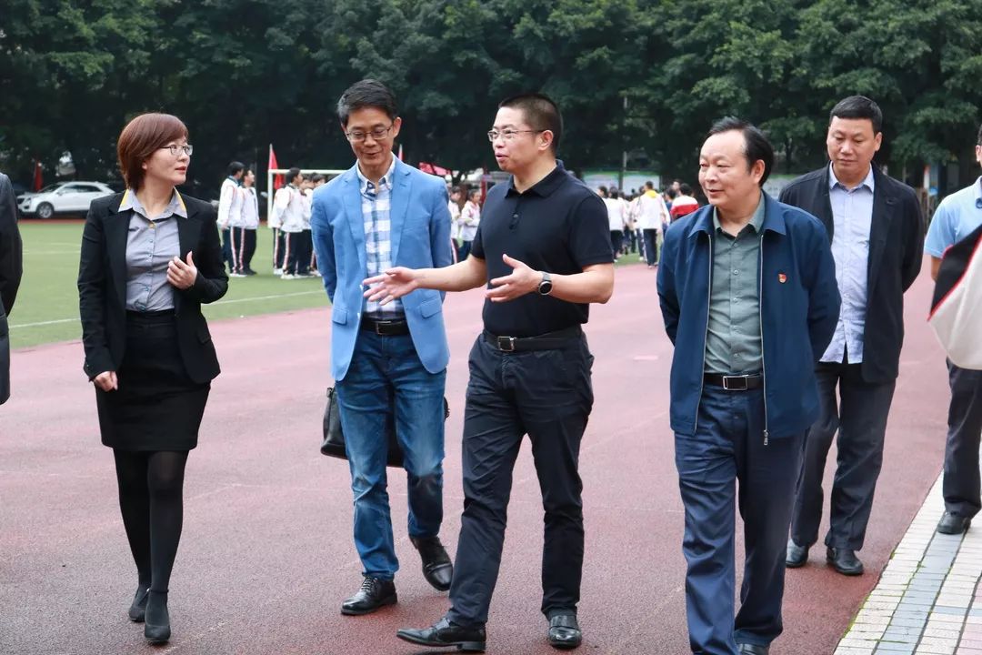 10月24日上午,南岸区副区长刘永华赴长江初级中学调研.