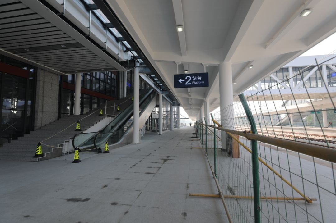 今天界首南站迎来16对试运行列车