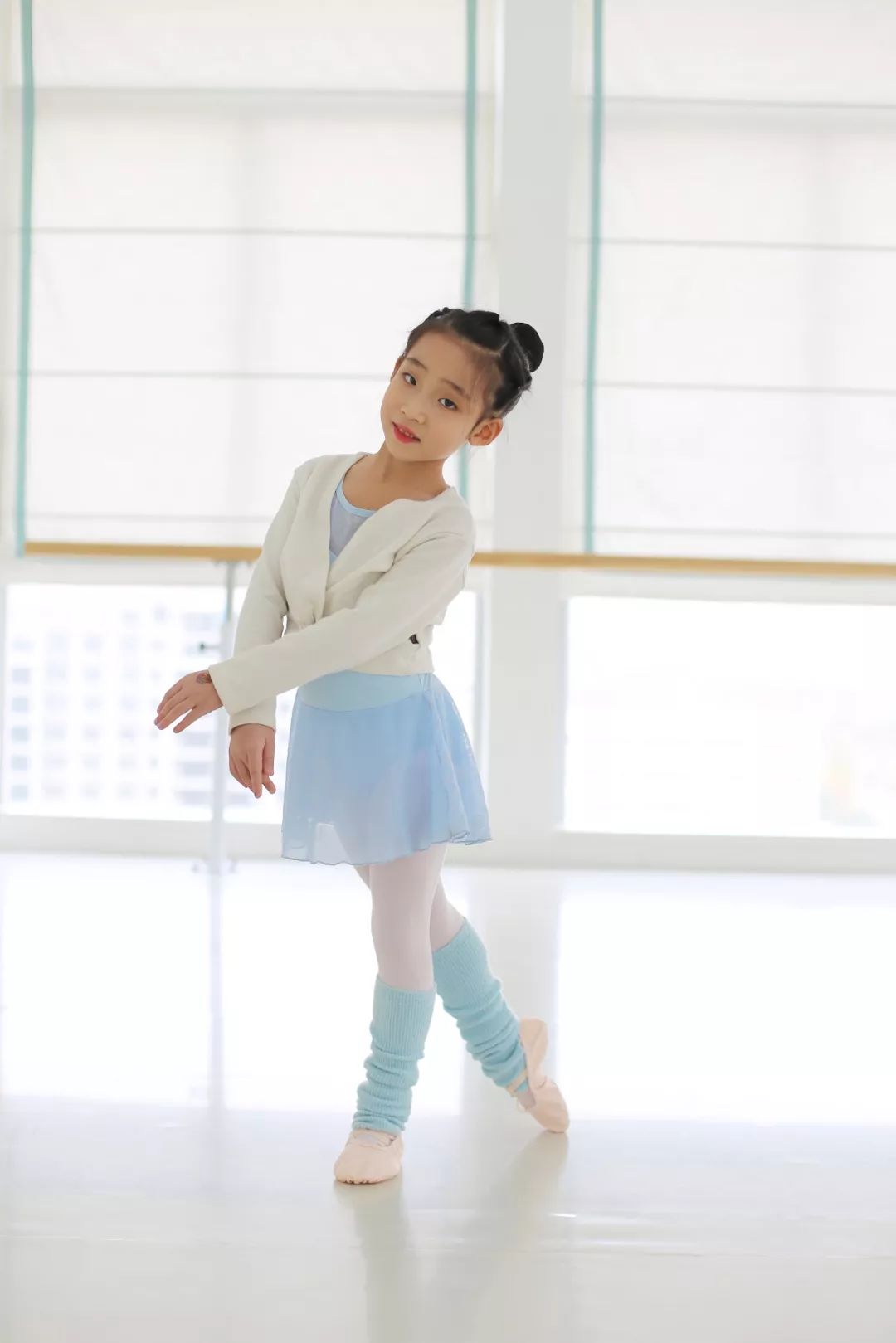 启蒙级】 服装>红色套装 舞蹈鞋>爵士鞋 发型头饰>马尾【爵士—扯级