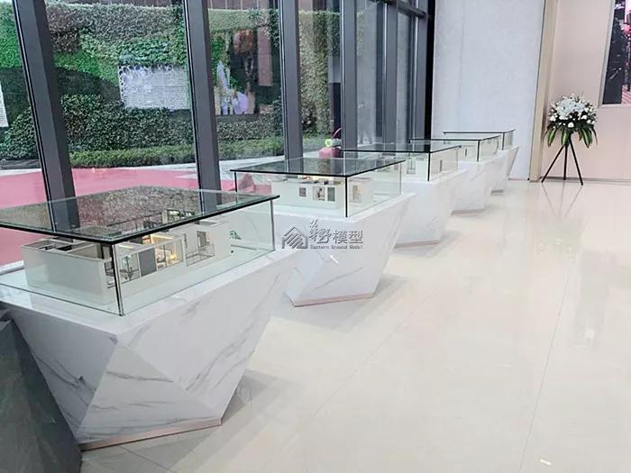 底座的材质依据空间装饰风格的不同而选择,常规使用材质有木质,大理石