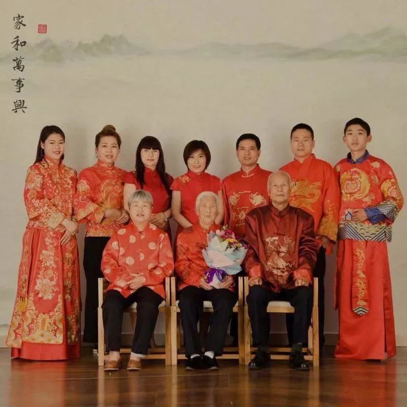 甘肃庆阳百岁寿星白会笔老夫人颁奖全家福百岁寿星吴杰莲老夫人与家人