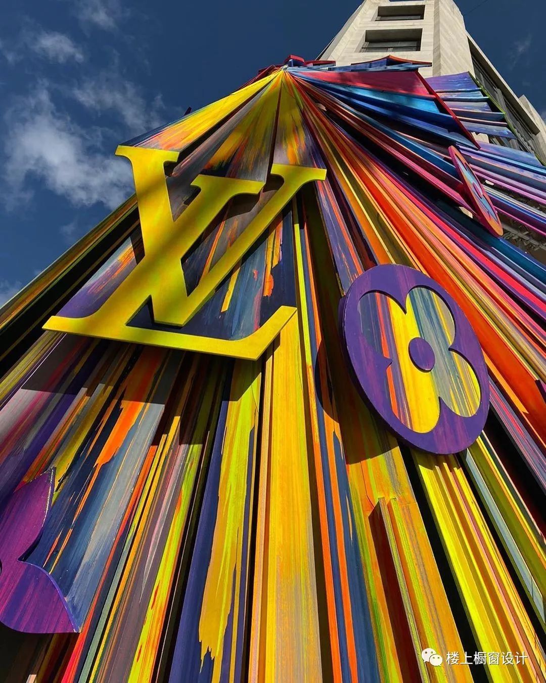 如果说lv在奢侈品的橱窗设计中处于领头羊的位置完美的亮相极具立体感