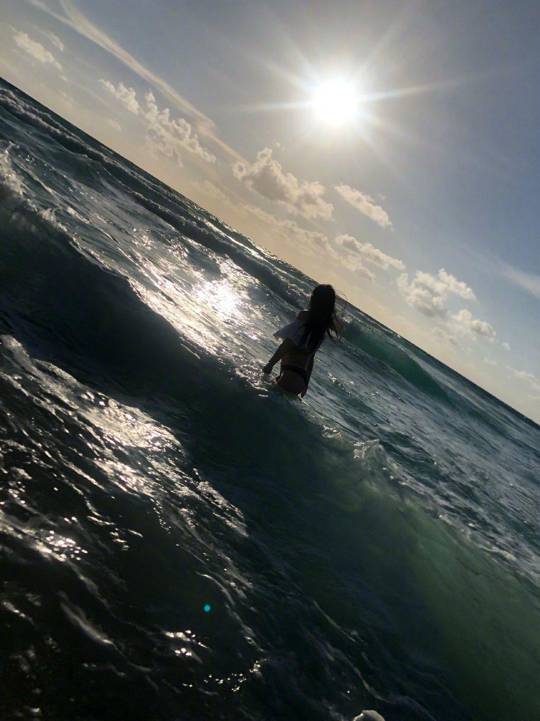 邹市明为爱妻拍泳装大片 冉莹颖秀翘臀曲线诱人