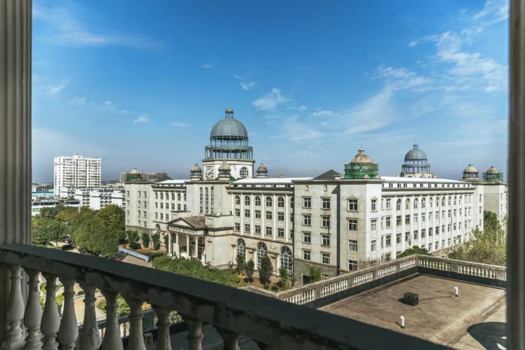 带上相机去武汉皇家商贸贵族学校来一场环球旅行