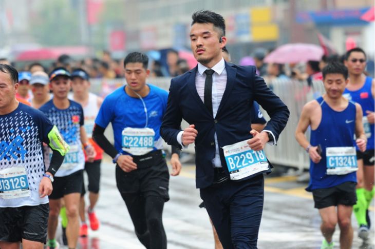 赛记穿西装雨战西安马拉松跑进四小时是种怎样的体验