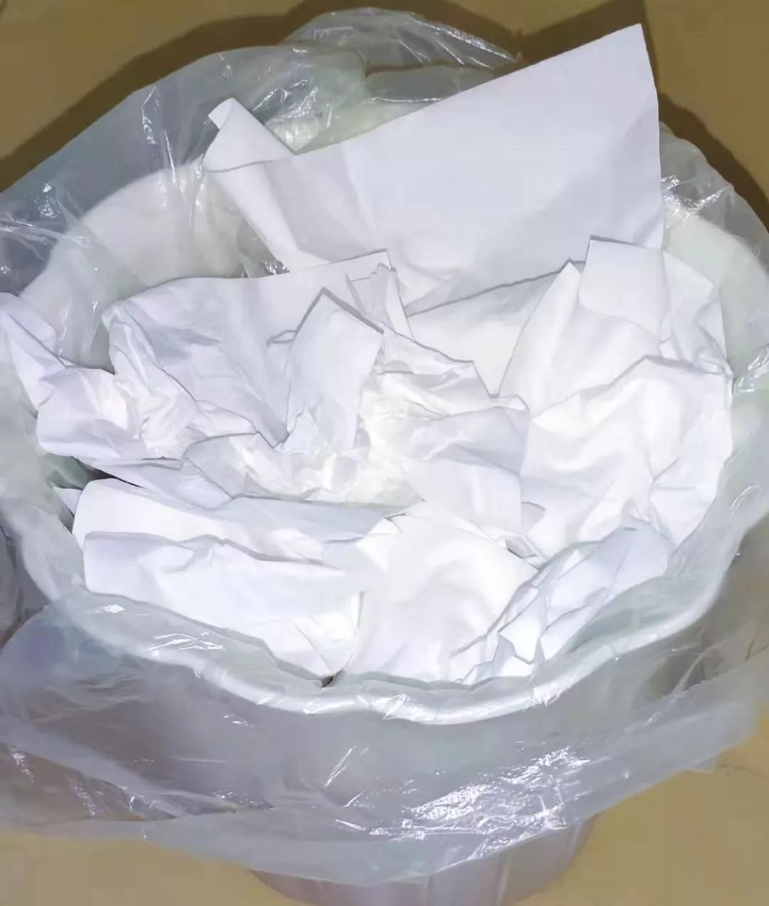 纸篓里的卫生巾图片