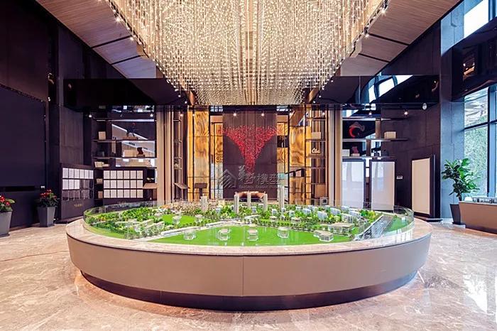 西昌邛海1号院沙盘底座的多层错位,璧山龙湖千山新屿底座的多边形