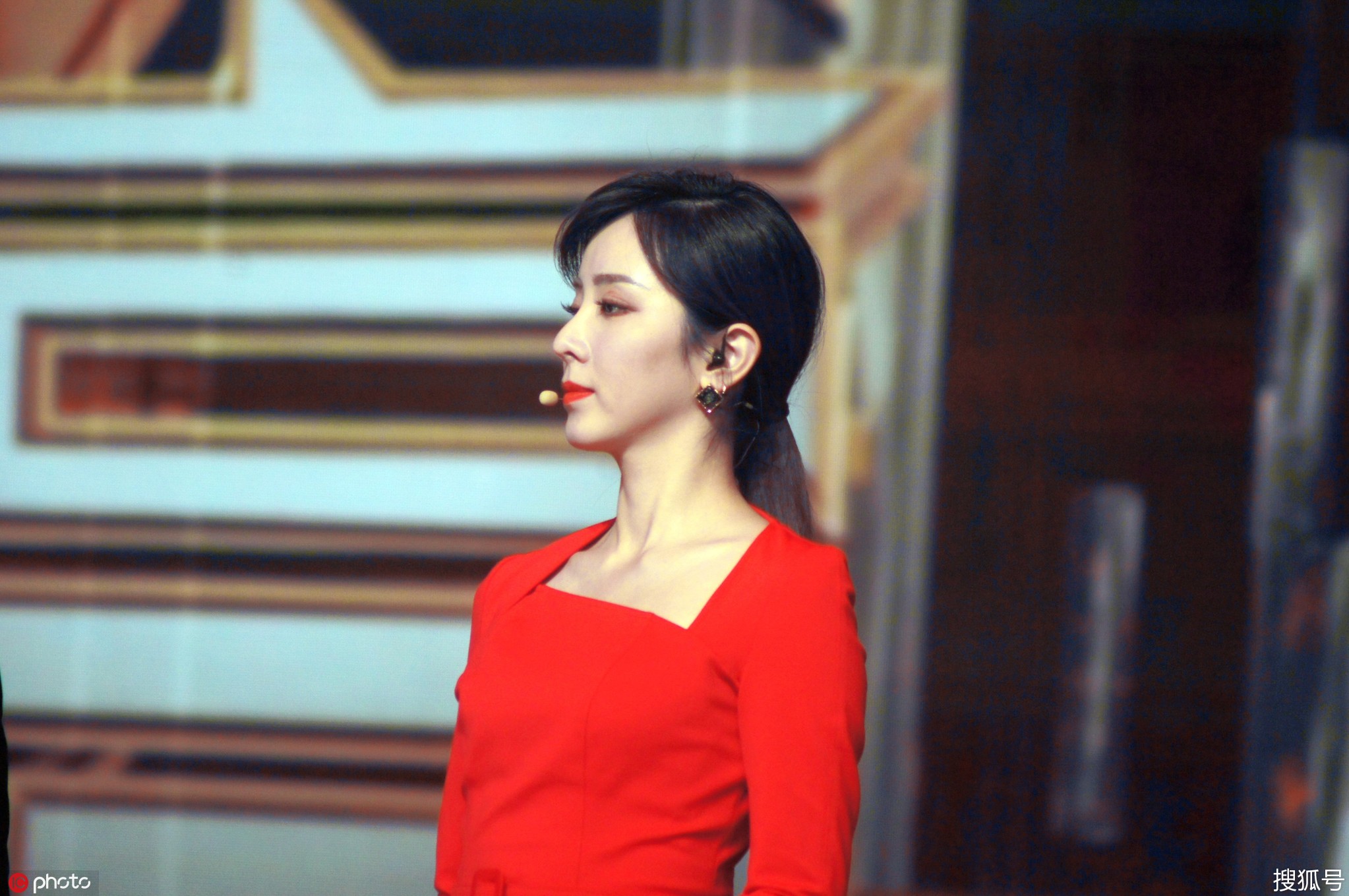 李思思红衣红唇抢眼球,举止得体真"董卿接班人"