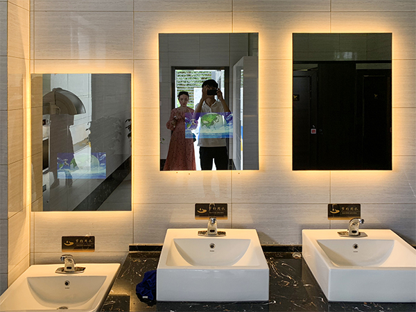 公共厕所镜面显示屏,数字化广告投放的新选择_镜子