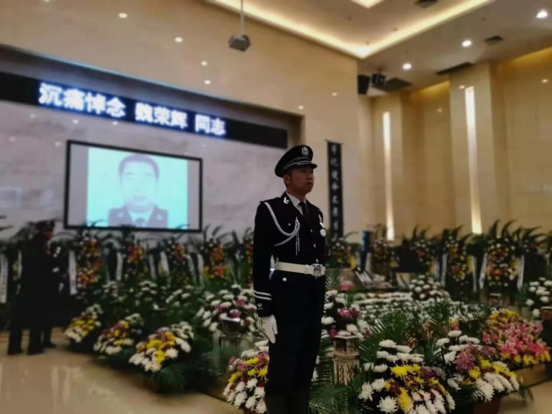 25日上午8时,因公牺牲交警魏荣辉的遗体告别仪式在鞍山市殡仪馆1号