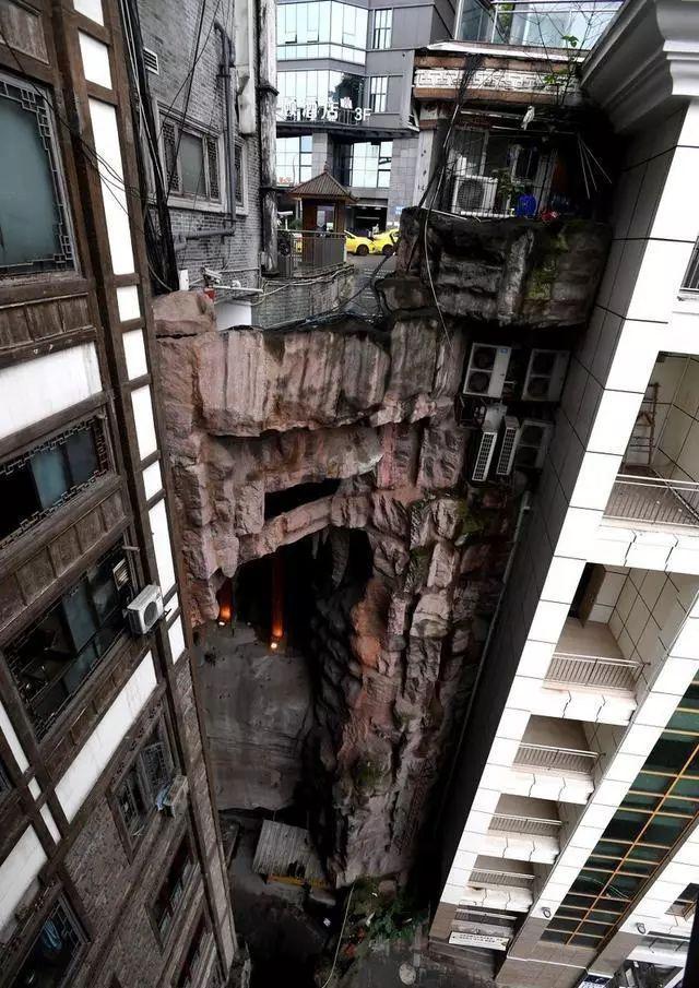重庆再现最牛建筑楼房中间就是断崖地面和楼上傻傻分不清楚