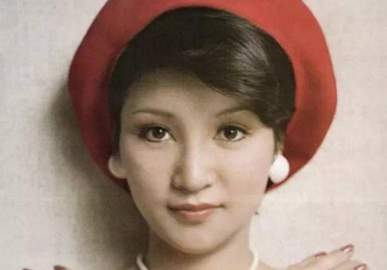 原创谢霆锋妈妈狄波拉近照,67岁仍貌美,无意暴露儿子与张柏芝关系