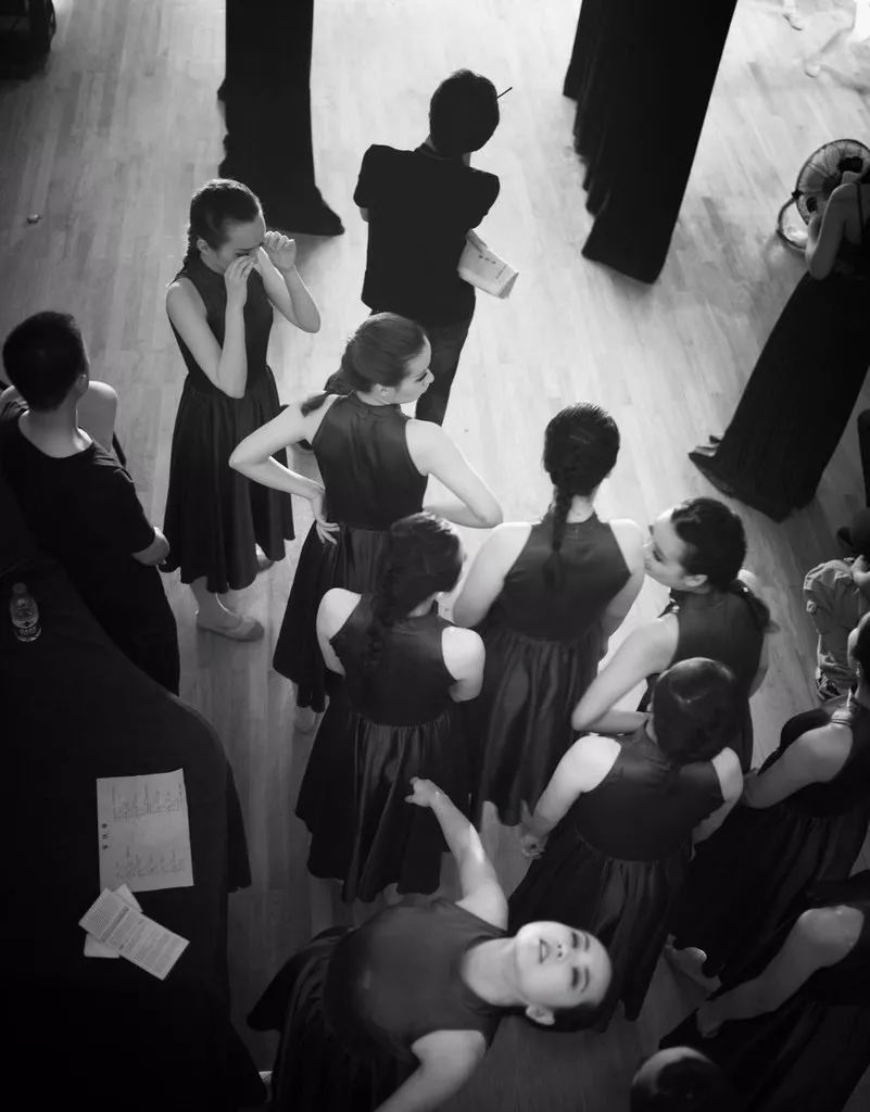 台前与幕后(图片来源于网络)二,从印刷场景到电子场景的变革梅罗维茨