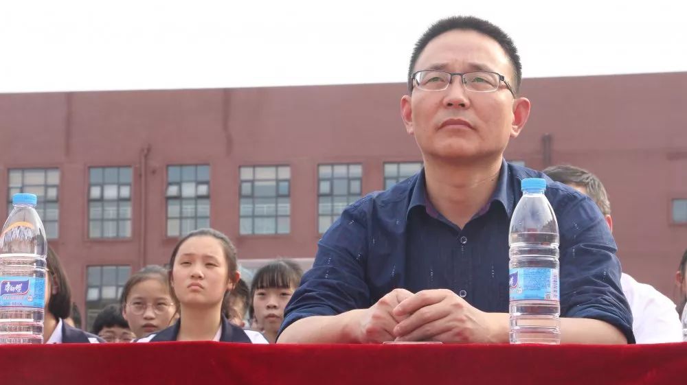 泼墨李老师送给永和学子的书法作品张校长颁发聘书已是国家心理咨询师