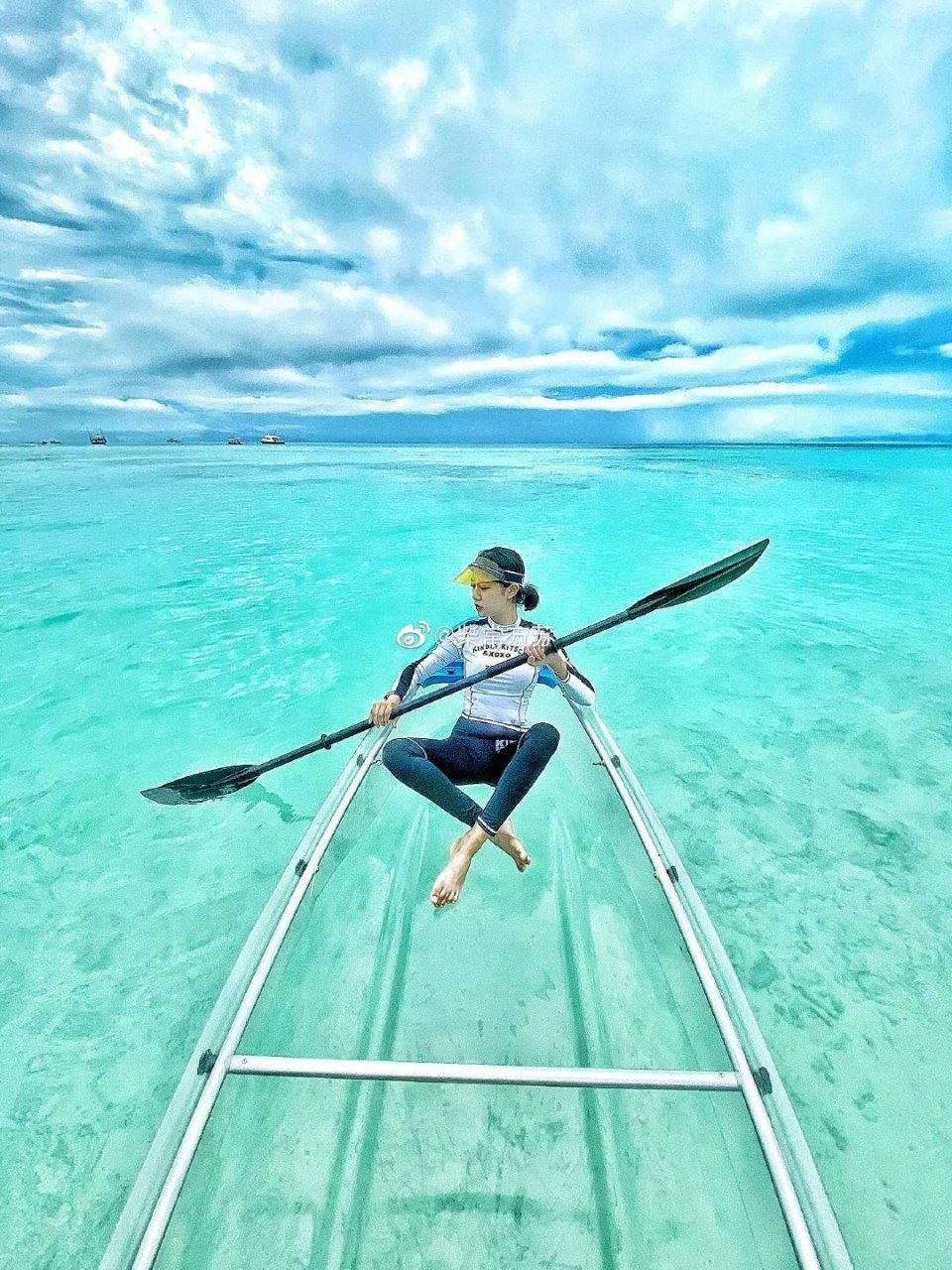 世界安静到能听见心底的声音在果冻蓝色的大海上行进划着透明小船你会