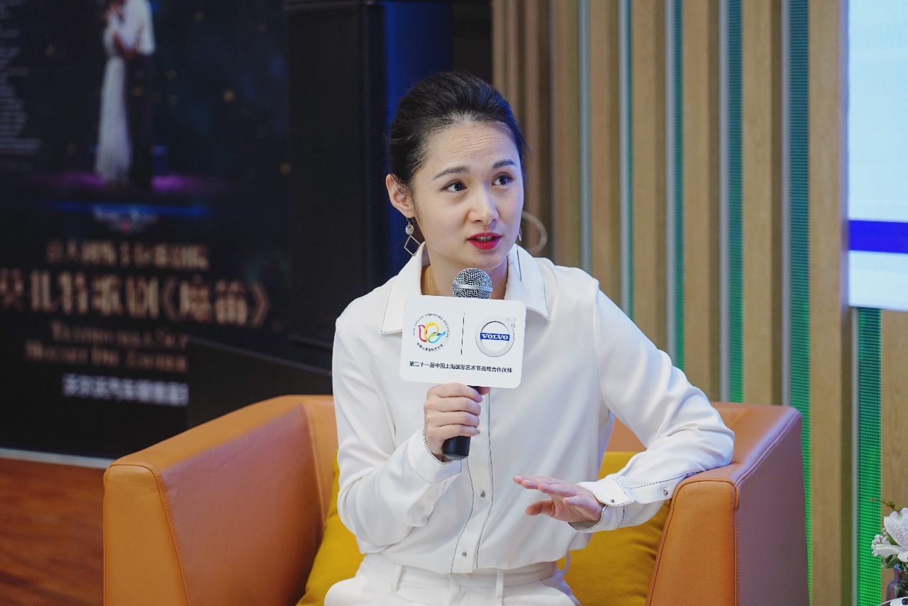 陈璇和清清算是同行啦,作为一名双语节目主持人,她竟也是音乐的