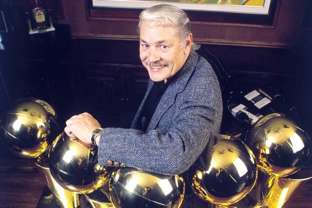 79年老巴斯6700万收购湖人队,40年过去赚了多少钱?