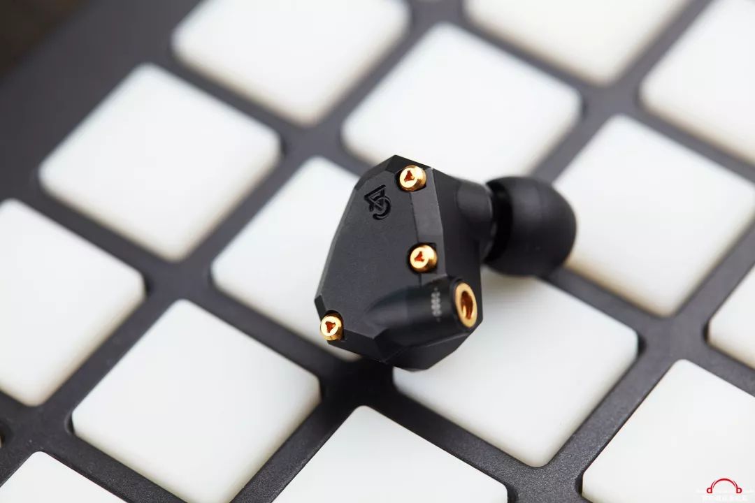 campfireaudio令人欲罢不能的仙女座黑金好听到霸道甚至有点血腥