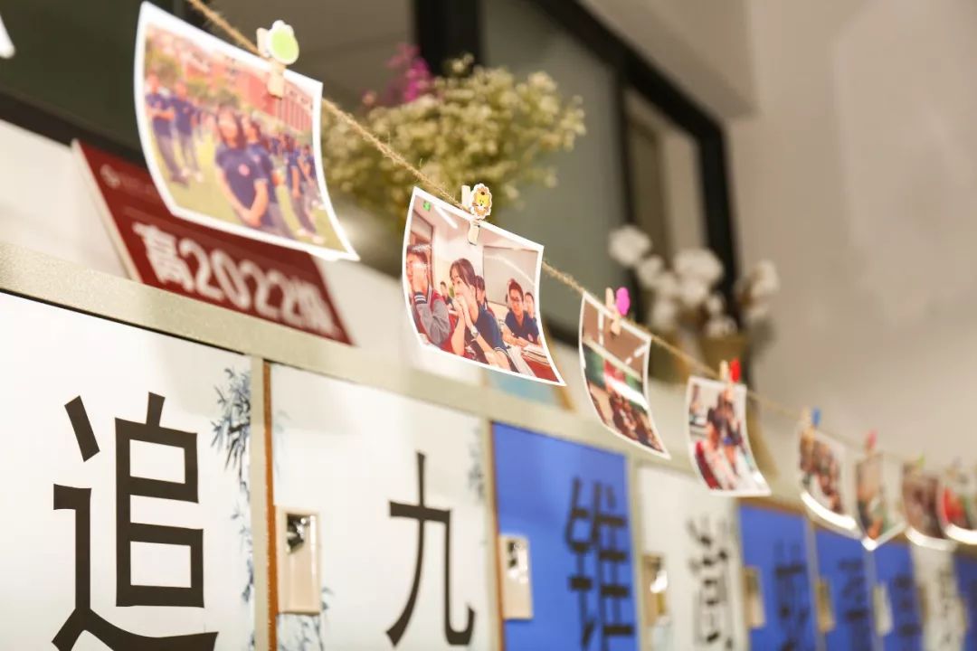 图书角诗意满满,照片墙充满温情,就连储物柜也换了新颜,教室中的靡换